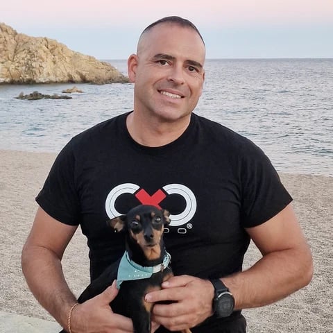Eu sou um empresário e estrela pornô com pau gr...