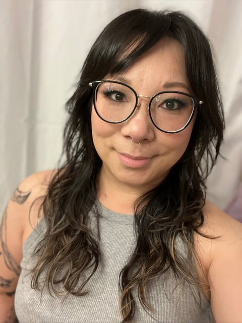 Piccola MILF asiatica. Tatuaggi e piercing. Bis...