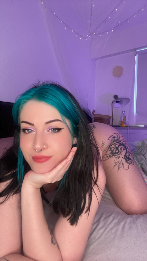 Soy tu chica gótica, bisexual, suave y sumisa d...
