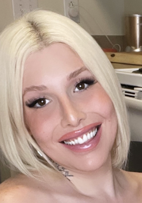 TS Housewife 🧹🧽🧺 Horny, married, TS bimbo, docu...