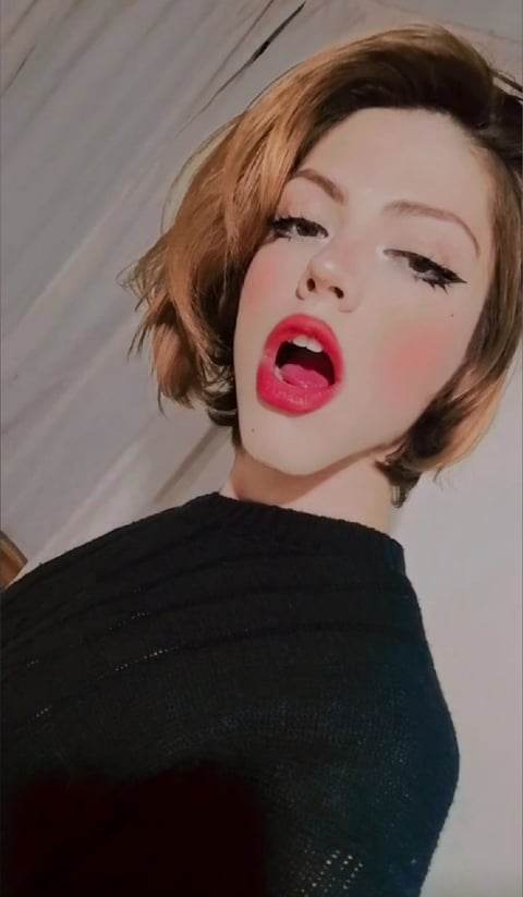I'm Bloody, your new favorite femboy girlfr...