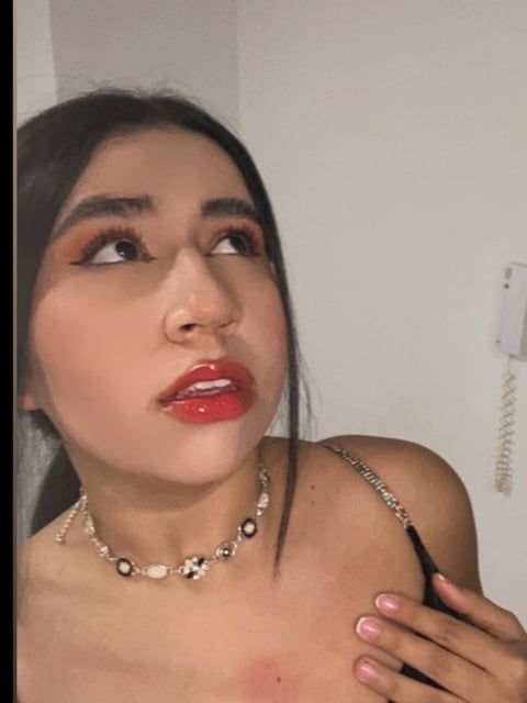Hey there I'm Tania, 18 yo, a Waitress in Utah,...