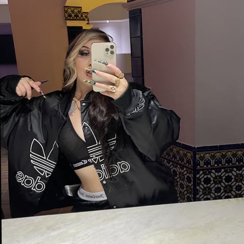 Hoi 🦋 Ik ben Magnolia, de goth met een dikke ko...
