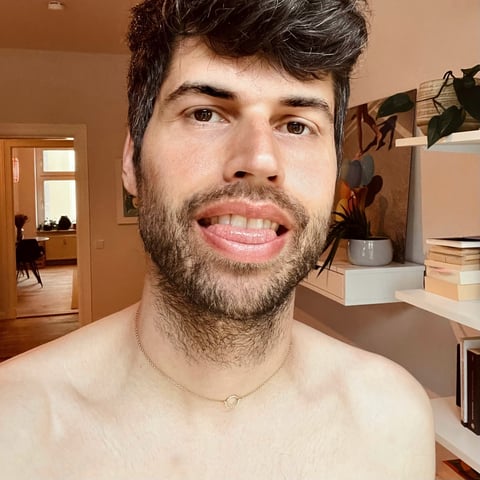 I post videos of me worshiping big hairy cocks,...
