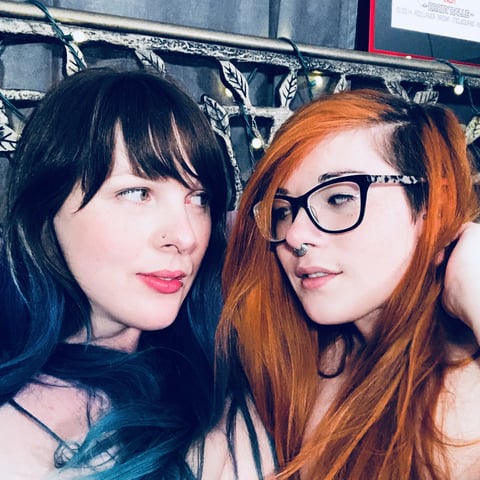 Somos Ruby Rapture e Kiwi Couli. Somos esposas ...