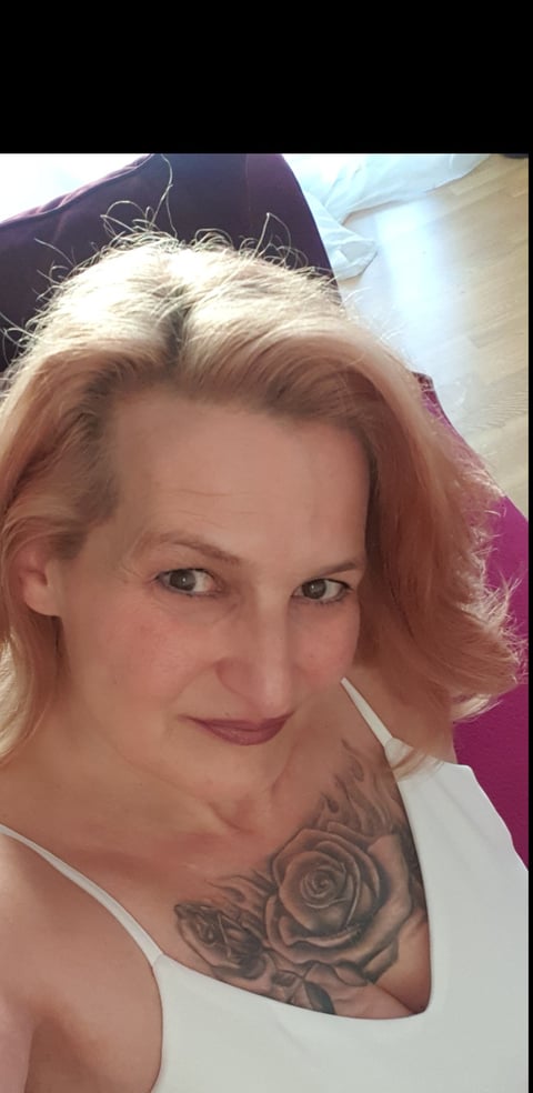 Eu sou uma milf suíça louca e apaixonada que ap...
